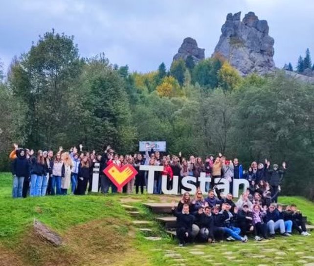 Історики, археологи та аналітики під стінами Тустані